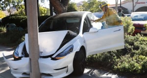 Tesla отзывает 2 миллиона автомобилей: Почти 1000 аварий произошло при включенном автопилоте