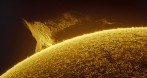 Фотограф заснял огненную бурю на Солнце, которая в 10 раз больше Земли