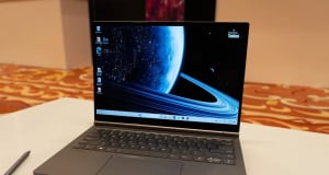 Lenovo introduces laptop that runs both Windows and Android