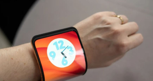 Motorola представила рабочий прототип смартфона с гибким экраном, напоминающим на запястье умные часы