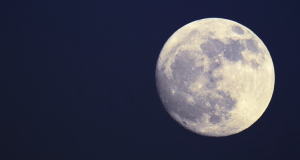 Китай запустил спутник на лунную орбиту, который поможет в доставке грунта с обратной стороны Луны