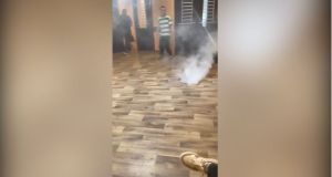 В одной из московских школ у ученика загорелся пауэр банк и уничтожил смартфон (видео)