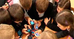Why are teachers urging parents not to buy smartphones for children under 14?